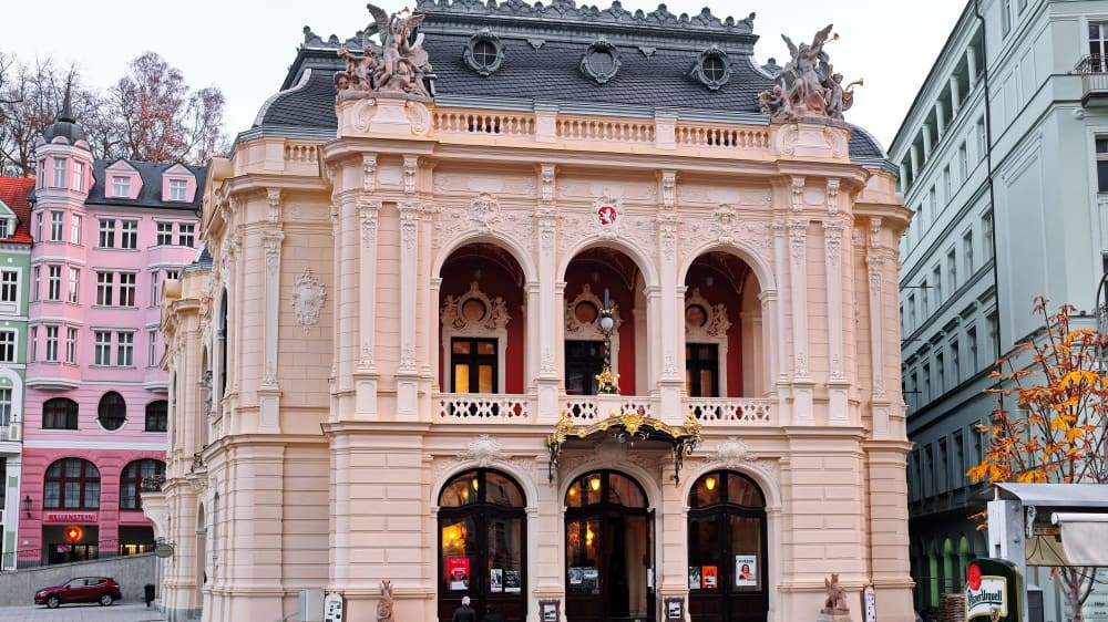 תיאטרון קָרלוֹבי וארי