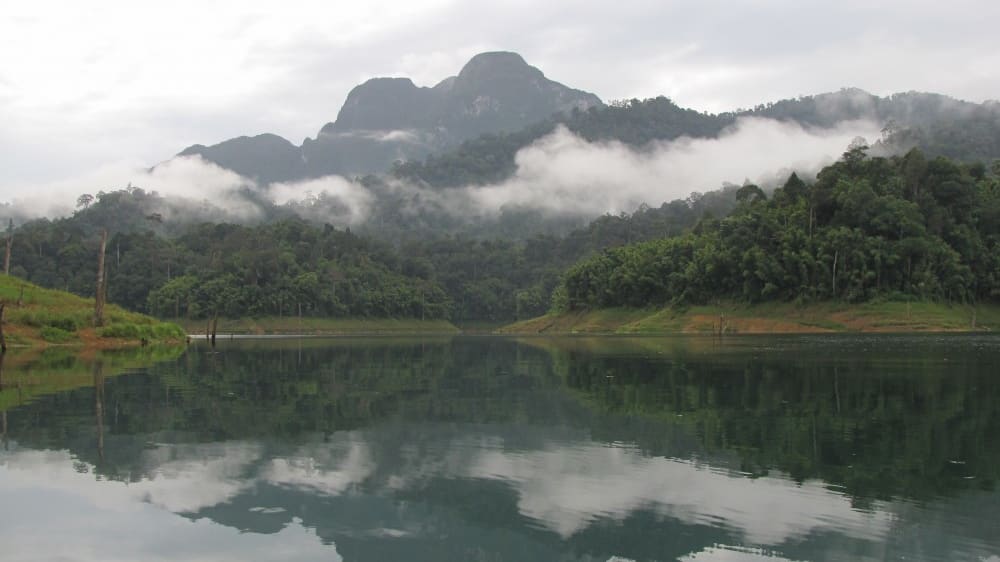 ערפילים על אגם צֶ'אוֹ לאן בשמורת הטבע  קָאוֹ סוֹק