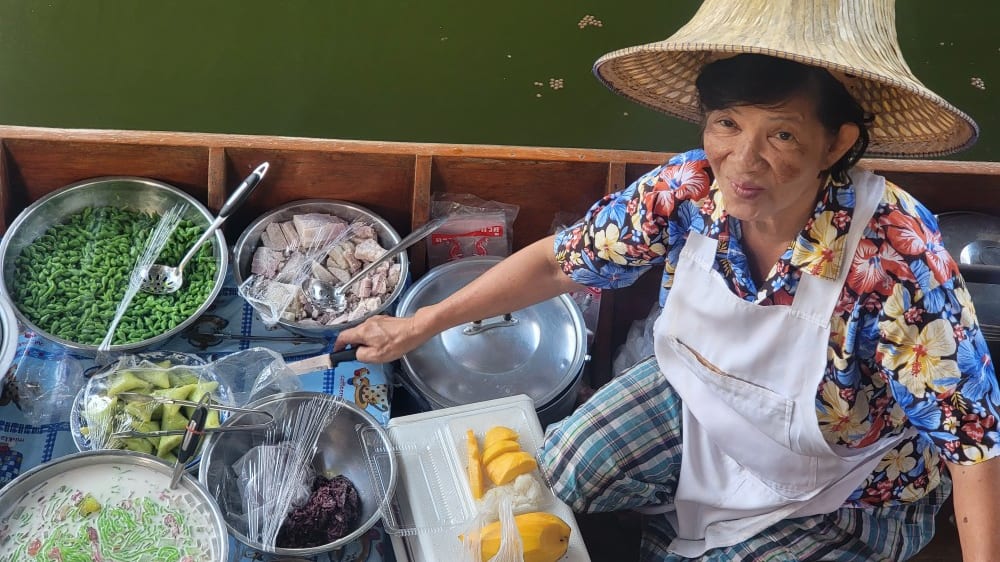 מוכרת בשוק הצף בתעלת לָאט מָאיוֹם