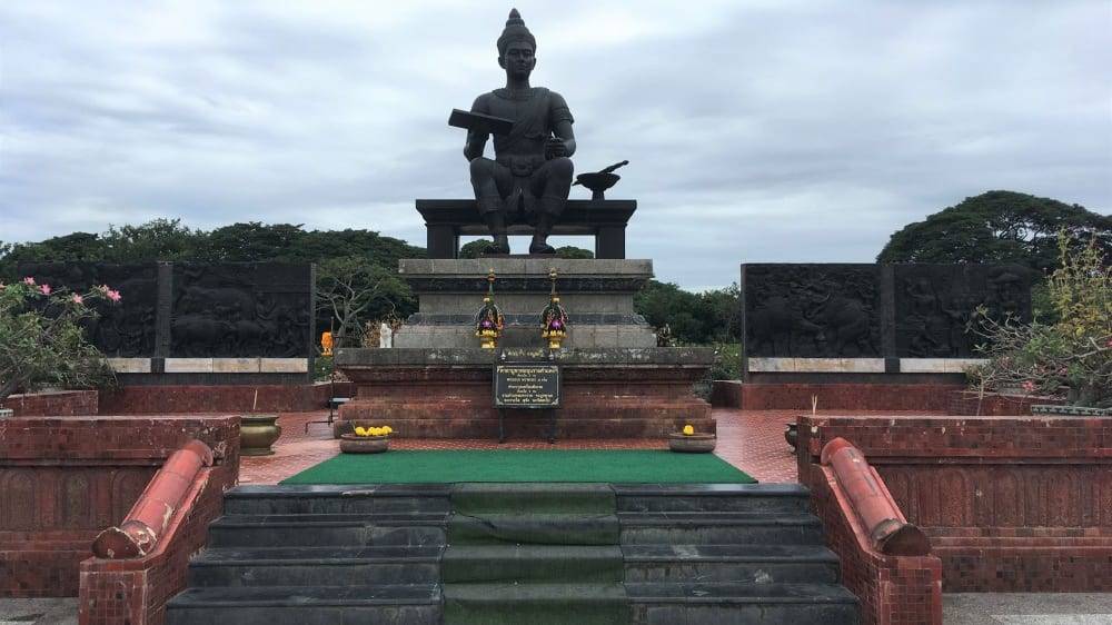 מצבת הזיכרון למלך רָאמְקָאמֶנְג