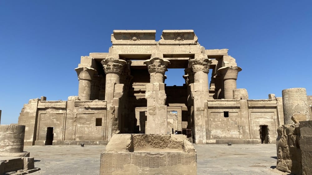 החצר הקדמית 