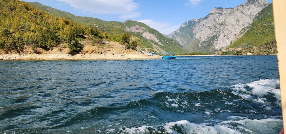 אגם קוֹמאני