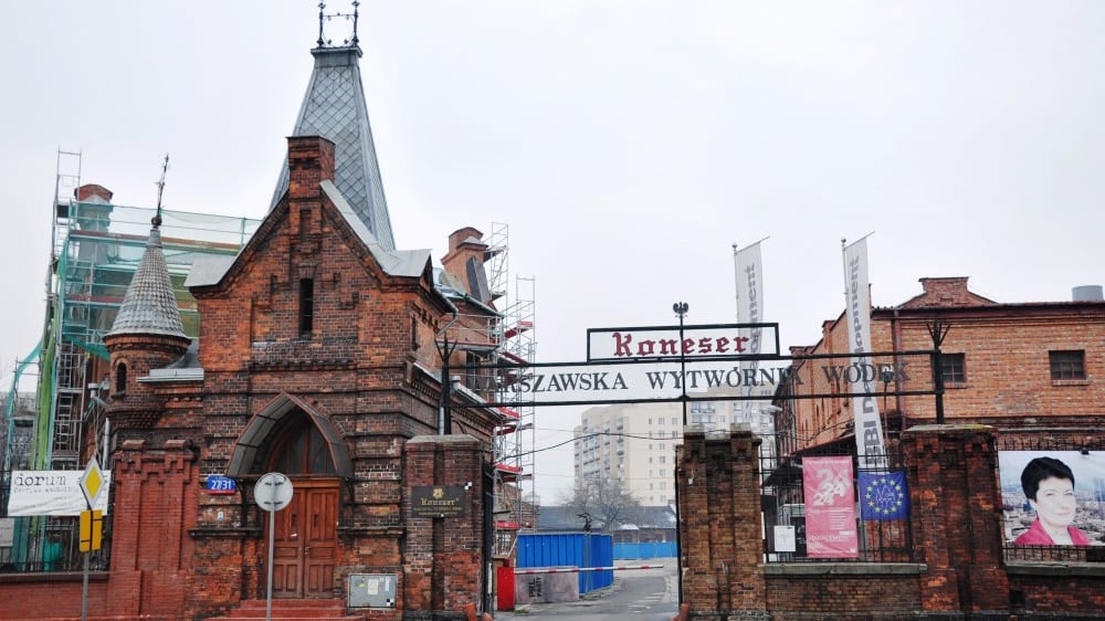 מבני הלבנים האדומות של מפעל הוודקה קוֹנֶסֶר