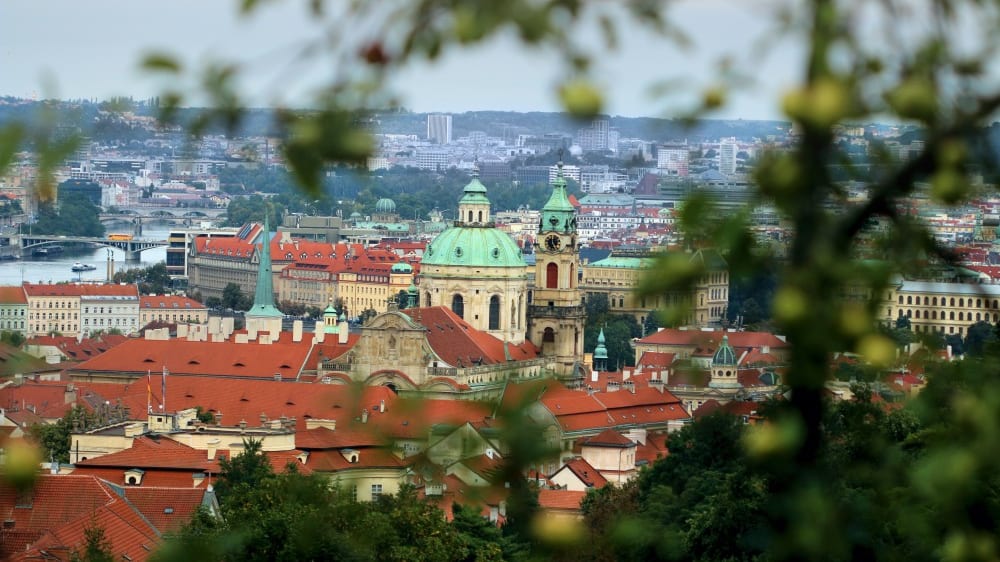 כיפת הכנסייה הבוהקת מהטיילת שבגבעת פטרין