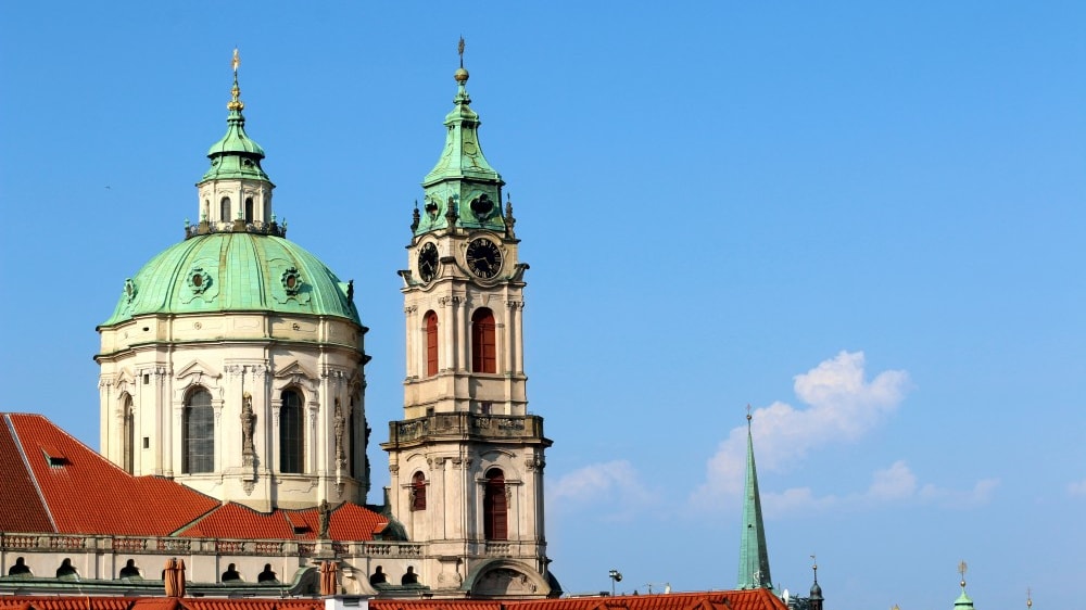 צריח הכנסייה ומגדל התצפית מעל גגותיה האדומים של מָאלָה סְטְרָאנָה