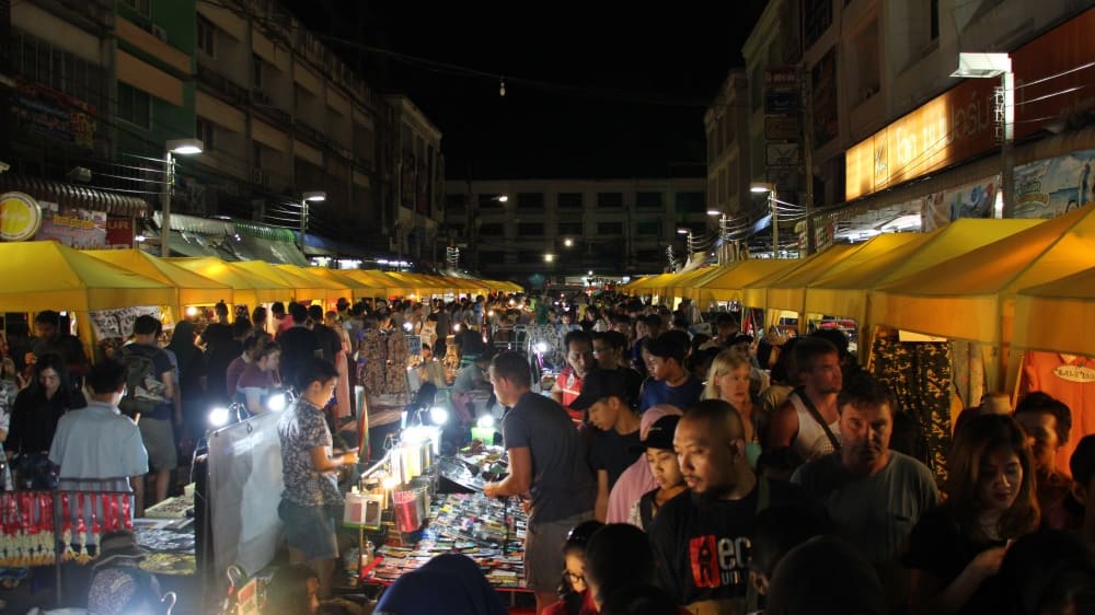 עשרות דוכנים בשוק הלילה של קראבּי