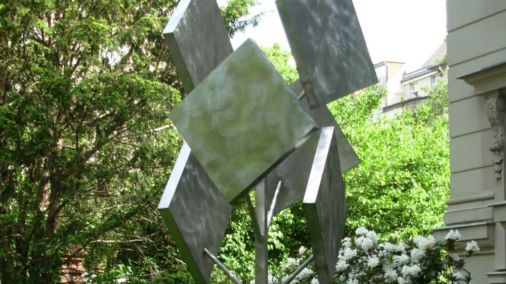 פסל בחצר האחורית של המוזיאון