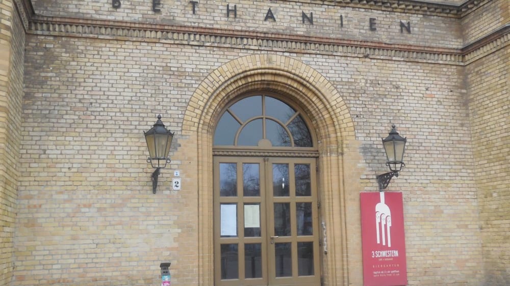 הכניסה הראשית למשכן האמנות בֶּתאניֶין