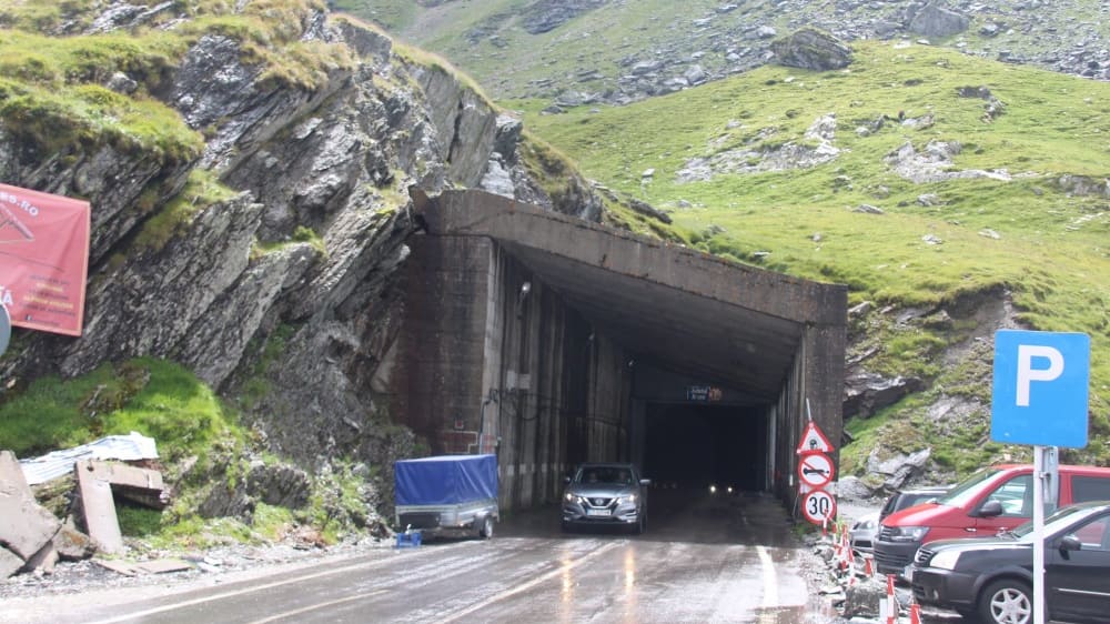 מנהרת הפסגה ליד אגם בָּלֶאה