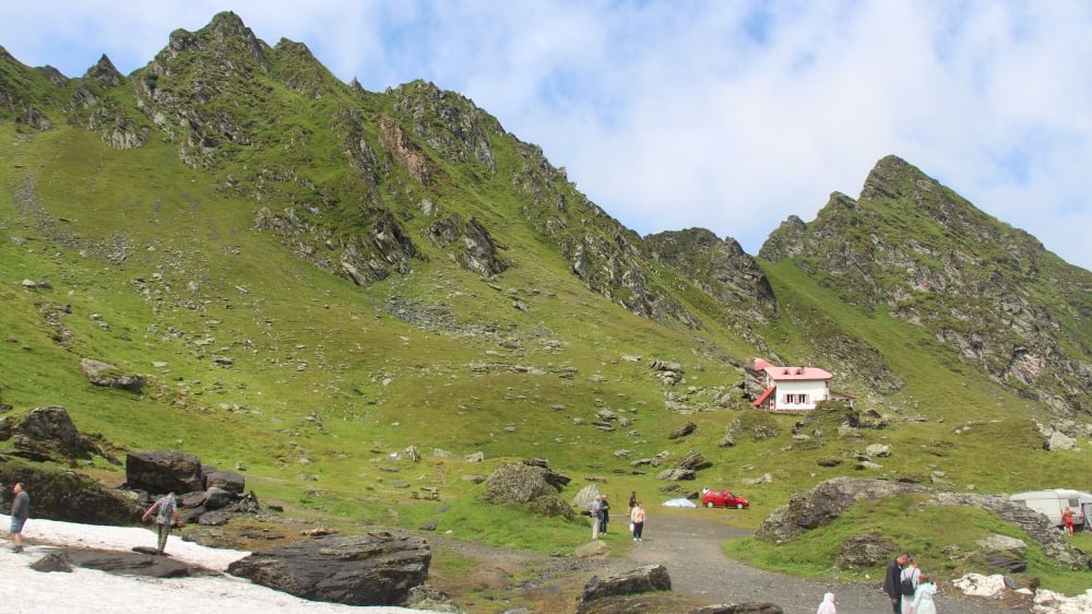 נוף אלפיני מהקרחון ליד אגם בָּלֶאה