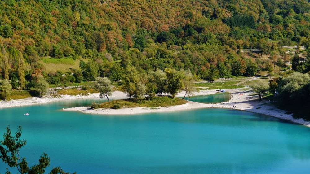 מבט אל חוף הרחצה באגם טֶנוֹ