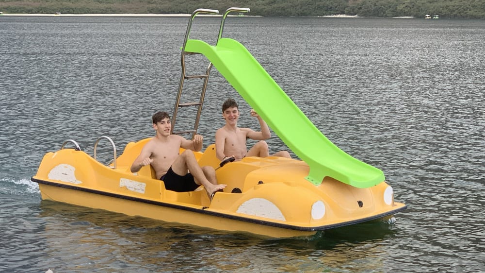 סירת פדלים באגם קוּרנאס