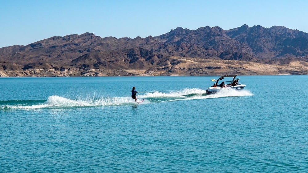 באגם מיד ניתן לשוט ולעסוק בספורט מים