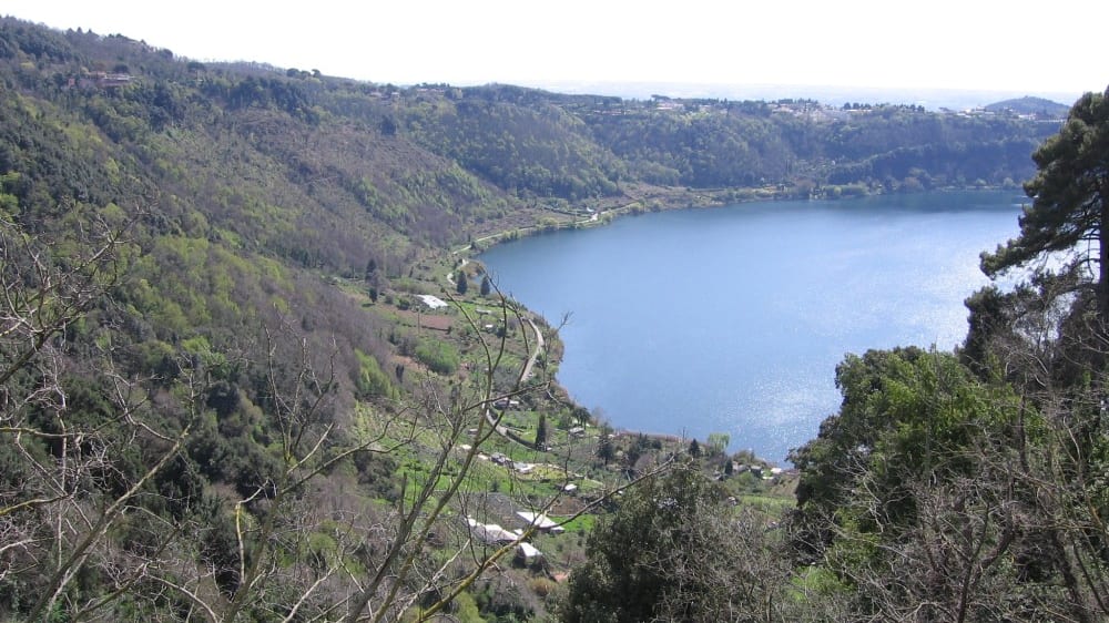 אגם נֶמי בתצפית מהעיירה נֶמי