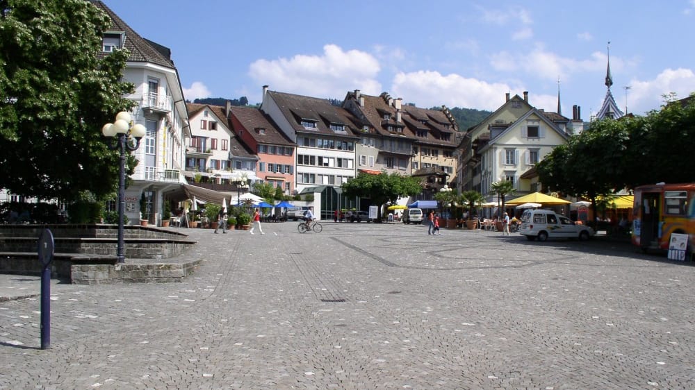 לאנְדסגֶמָיינדֶפְּלאץ, כיכר נאה בעיר העתיקה של צוג, סמוך לאגם