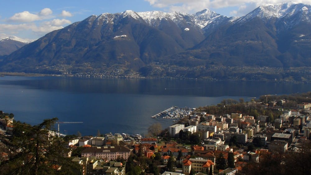 תצפית על לוֹקרנוֹ, האגם וההרים