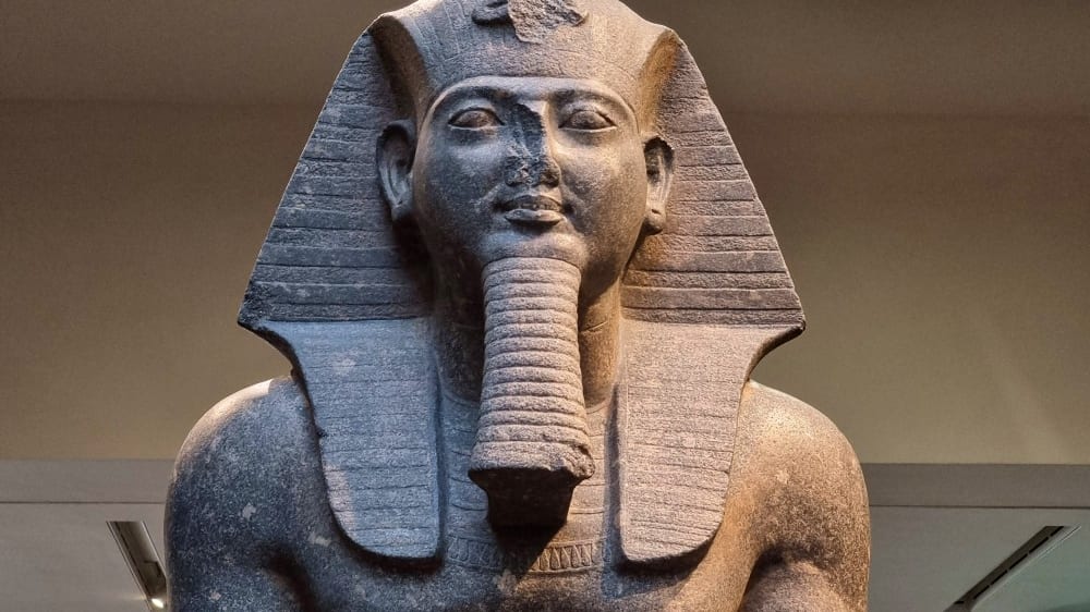 פסל של רעמסס השני בלובר אבו דאבי