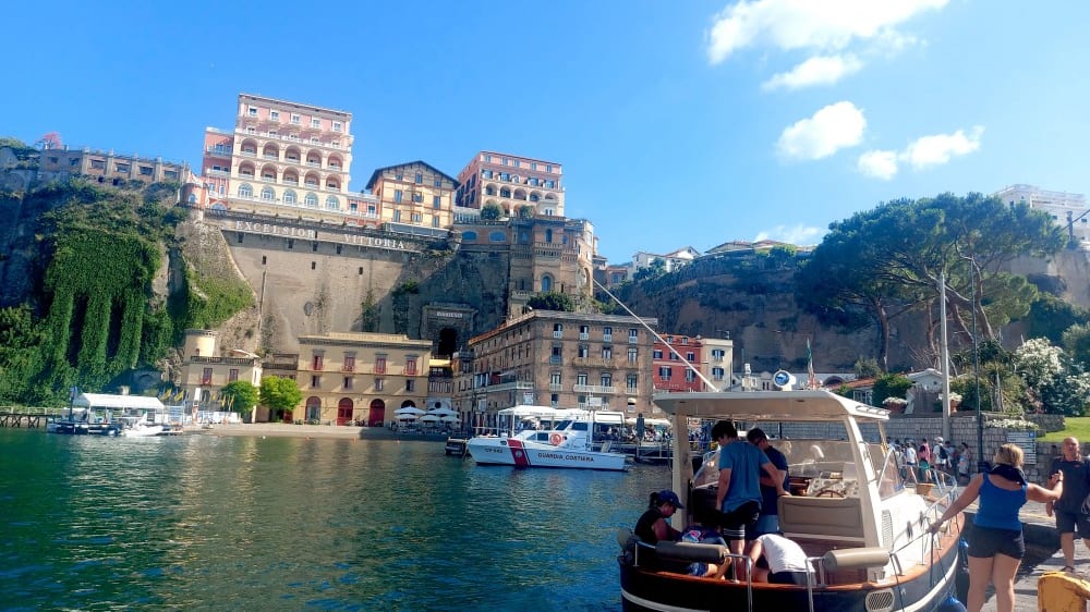 מרינה פִּיקוֹלָה. למרות השם, זהו המעגן הגדול בסוֹרֶנטוֹ