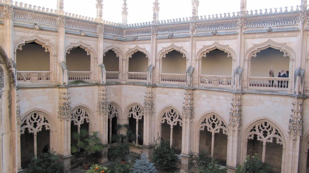 הקלויסטר במנזר סן חוּאן דֶה לוֹס רֶייס