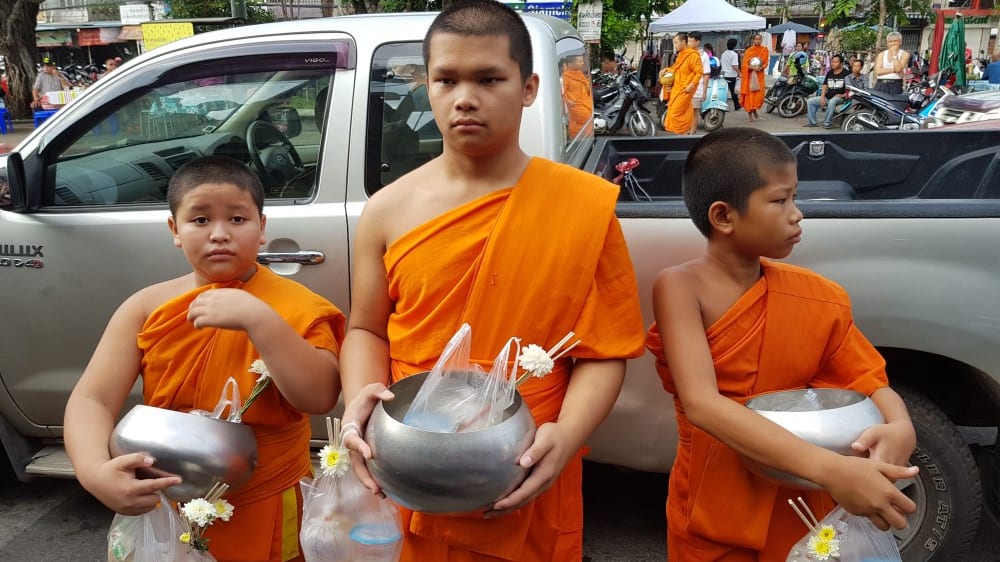 טקס מתן המנחות לנזירים