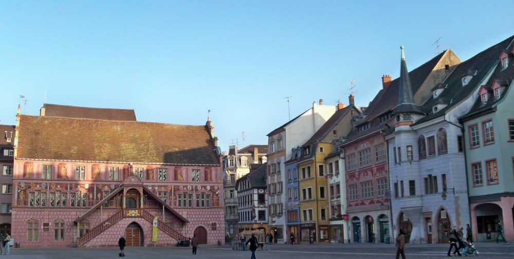 הכיכר המרכזית ובית העירייה במילוּז