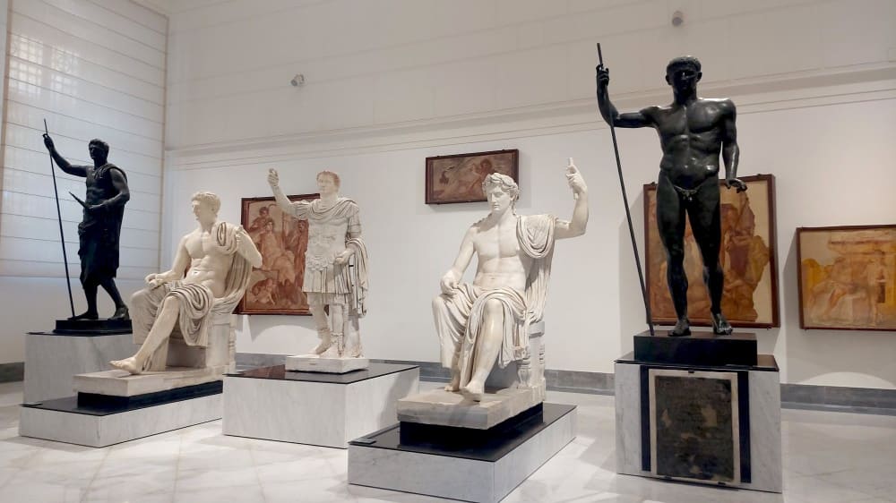 פסלים במוזיאון הלאומי לארכיאולוגיה