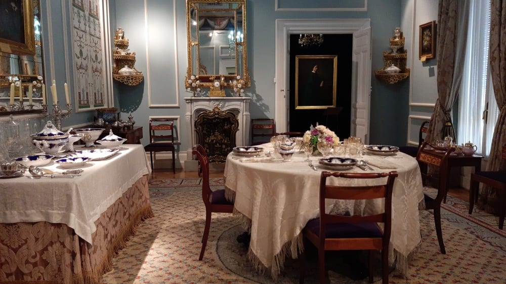 חדר אוכל מרוהט בסגנון התקופה הרומנטית במוזיאון לרומנטיקה