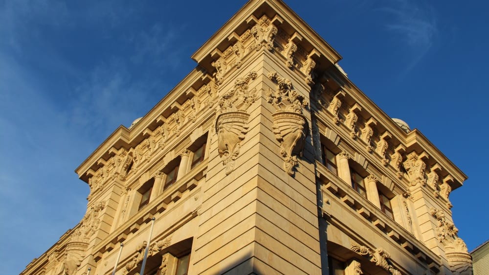 החזית הניאו-קלאסית של המוזיאון הלאומי לתולדות רומניה