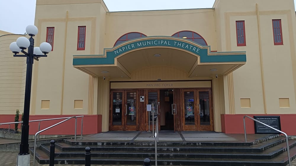 התיאטרון העירוני של נֶייפּייר