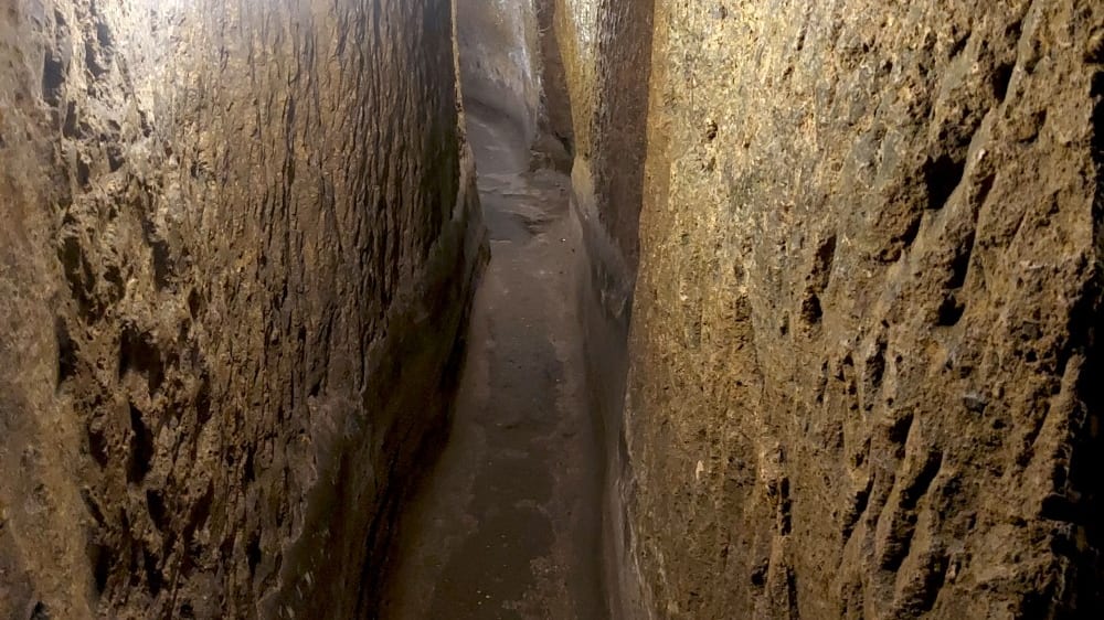 מסדרון צר בנאפולי התת קרקעית