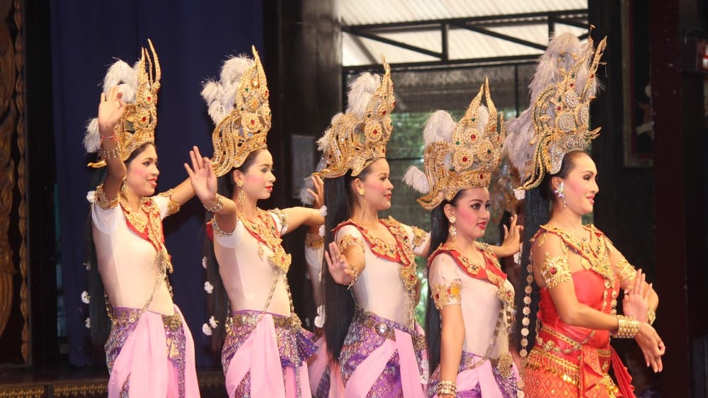 מופע הפולקלור בגן הטרופי נוֹנְג נוּץ'