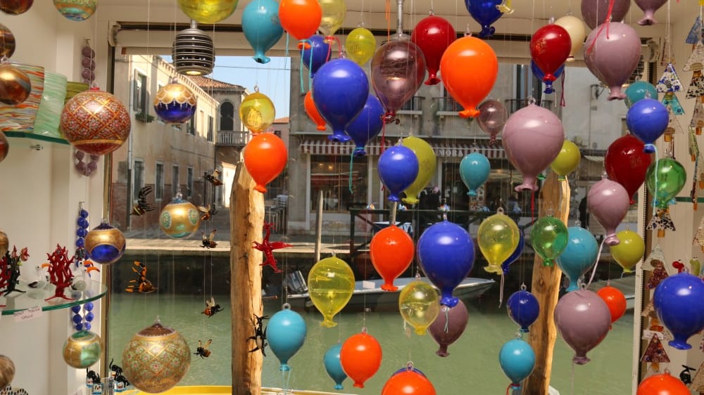 תוצרת האי על רקע תעלת מים במוּראנוֹ