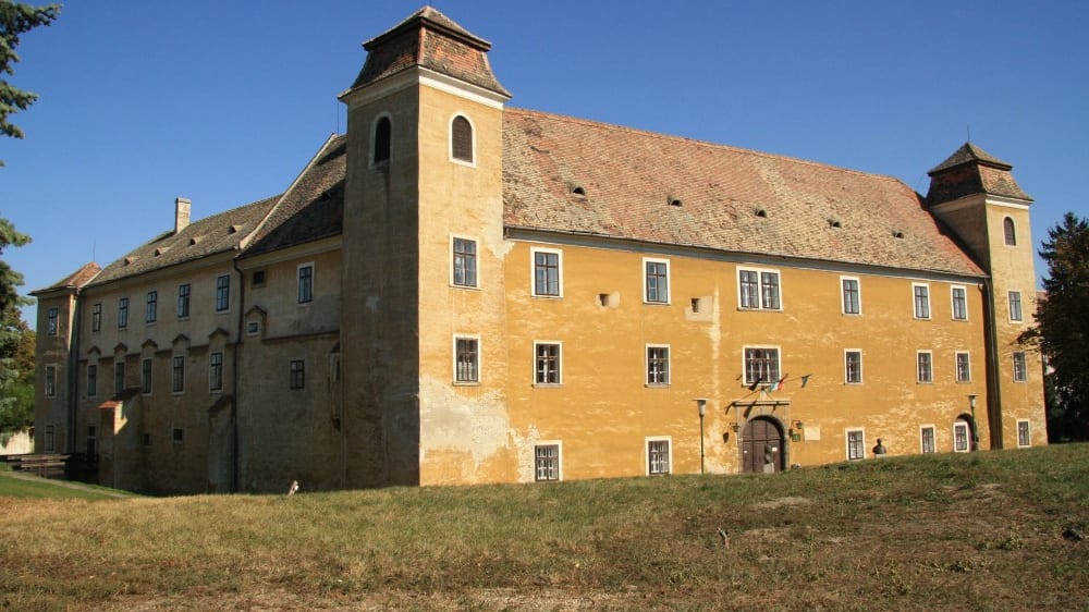 טירת מָדְיָרוֹבאר