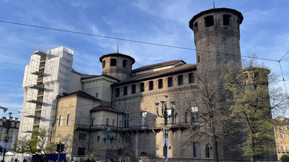 המגדלים מימי הביניים בחלקו האחורי של ארמון מדאמה