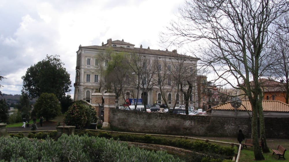 פלאצו סְפוֹרְצה צֶ׳זאריני והגנים המקיפים אותו