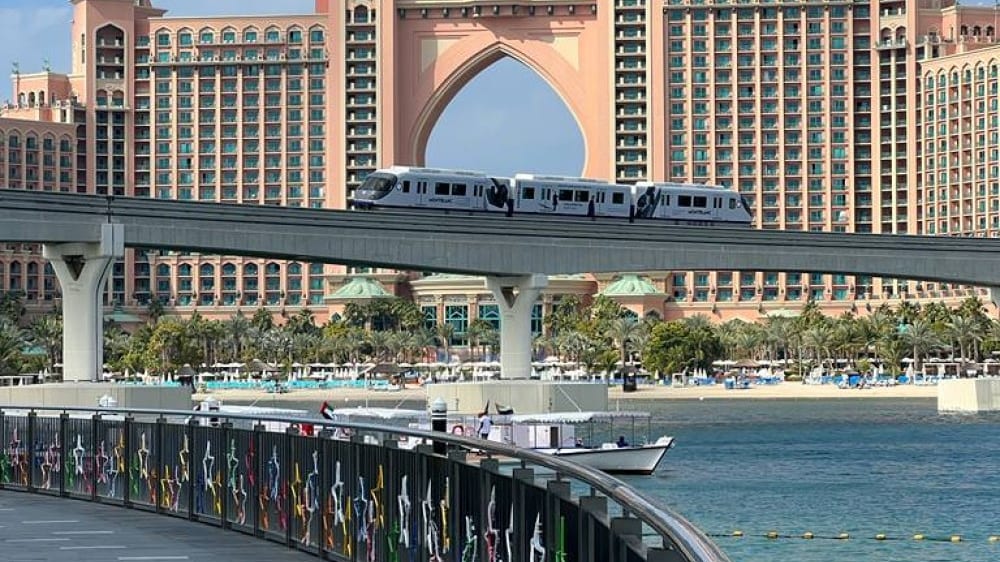 המוֹנוֹרֵייל על רקע מלון אטלנטיס