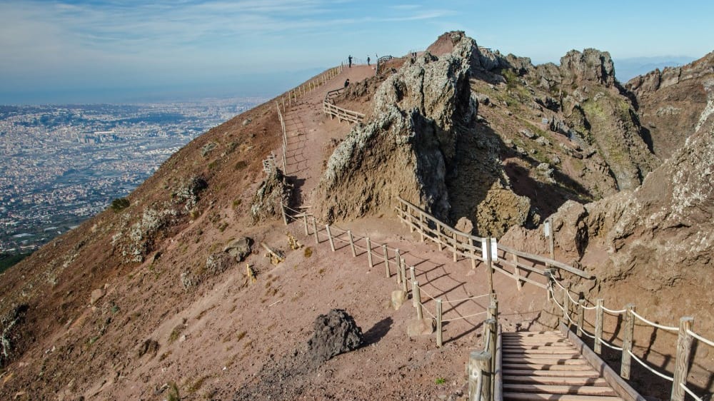 שביל הליכה אל הלוע של וֶזוּב