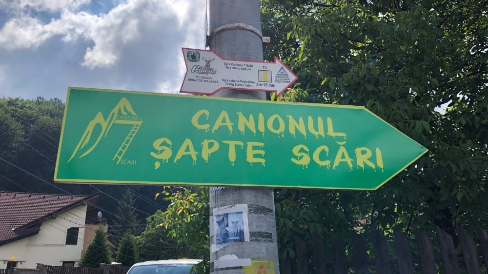 שילוט מאזור החניה אל הדרך לקניון שבעת הסולמות