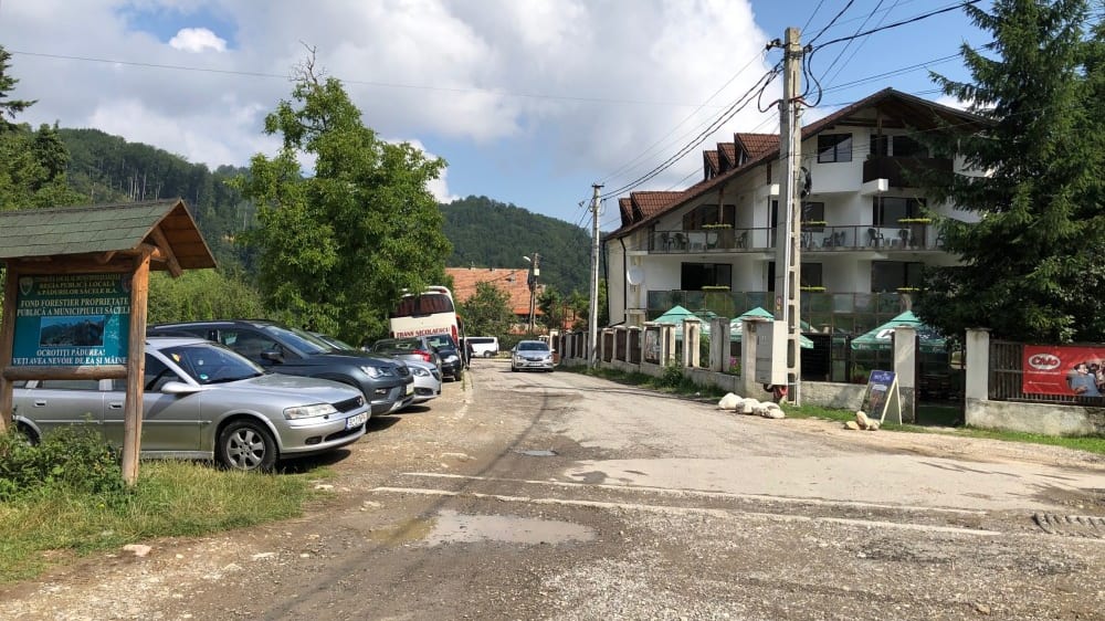 חניה בעיירה Timișu de Jos