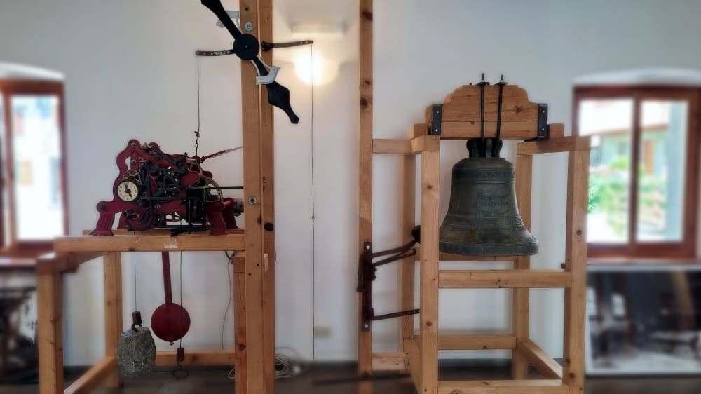 מנגנון של שעון מגדל המחובר לפעמון, מוצג במוזיאון השעונים העירוני
