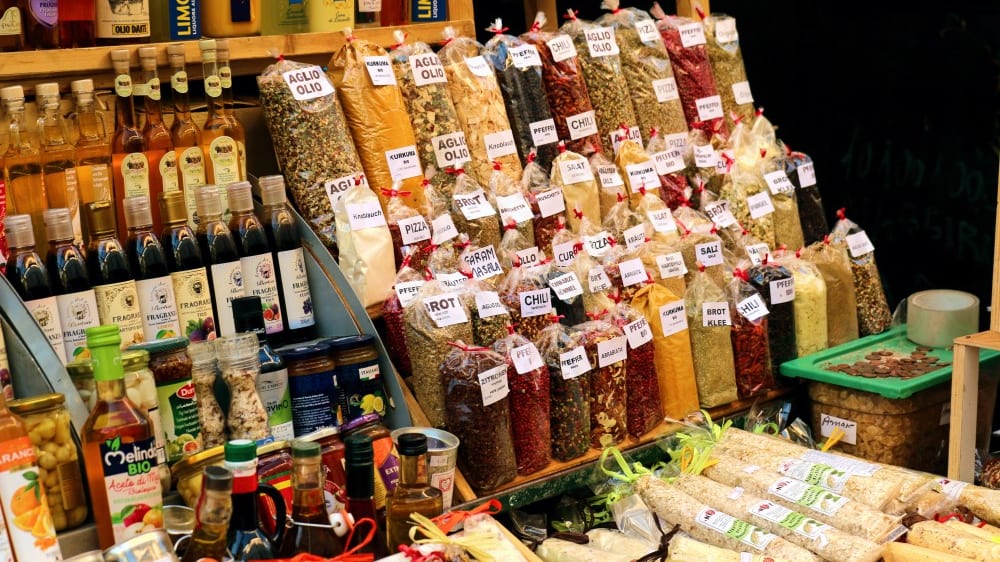 דוכן צבעוני בפיאצה דלה אֶרְבֶּה