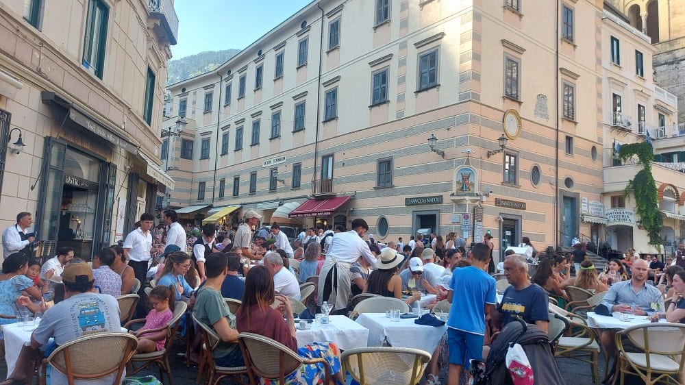 פיאצָה דוּאוֹמוֹ, הכיכר המרכזית של אָמָלפי