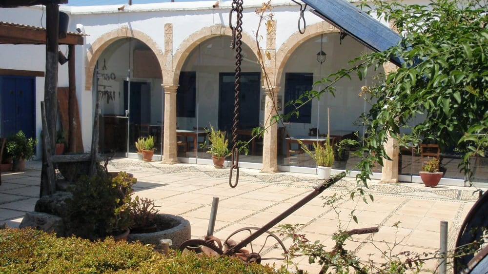 Ploumin, סוֹטירָה