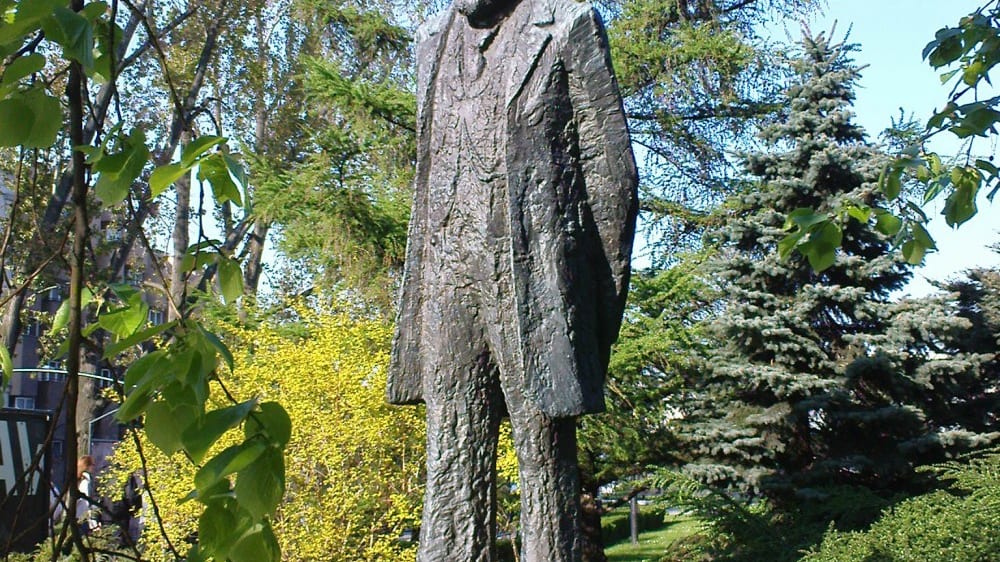 פסלו של הסופר הריאליסטי מהמאה ה-19 בּוֹלֶסלָב פּרוּס