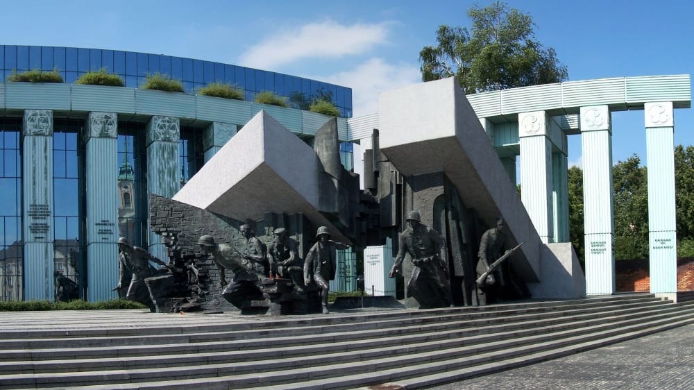 האנדרטה לזכר מרד ורשה ובה חיילים באמצע קרב עם הנאצים