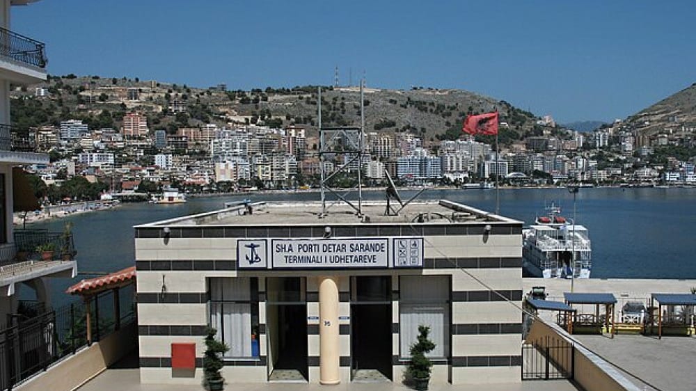 נמל המעבורת בסָרָנְדָה