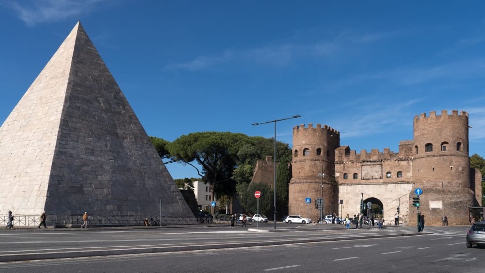 שער סן פּאוּלוֹ ופירמידת קסטיוס