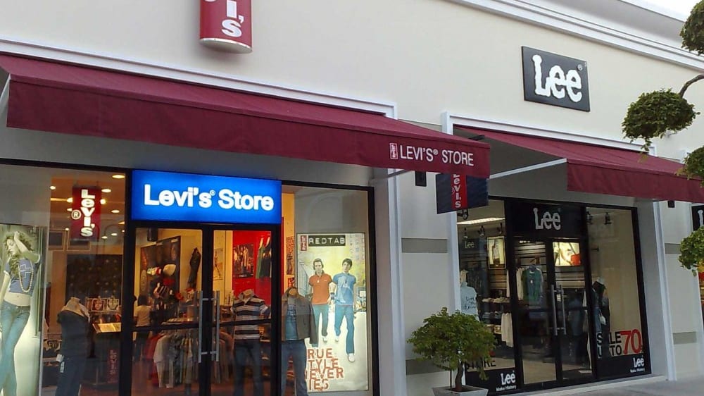 עשרות חנויות עודפים ב-Premium Outlet Phuket