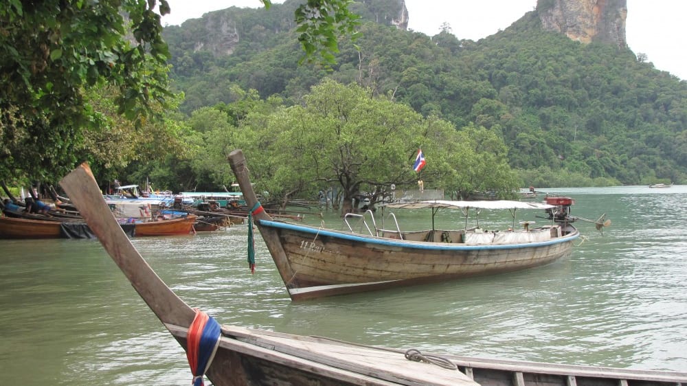 סירות רבות עוגנות בחוף רֵיילֵי מזרח