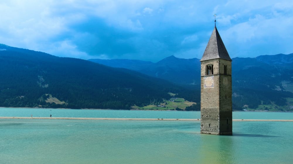 אגם רֶזִיּה וצריח הכנסייה